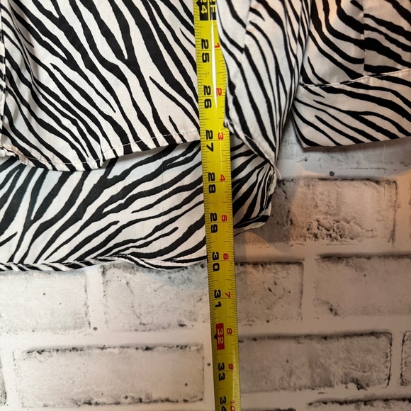 Zara‎ Black and White Button Down Shirt with Notched Collar - Picture 9 of 11